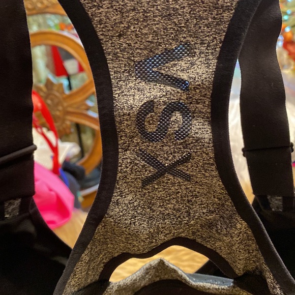 Victoria Secret black sports bra, front zip closure, 38DD, new without tags - Picture 5 of 5